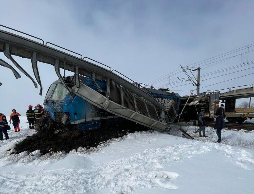 Patru vagoane și locomotiva deraiată, ridicate de la locul accidentului feroviar din Radomirești