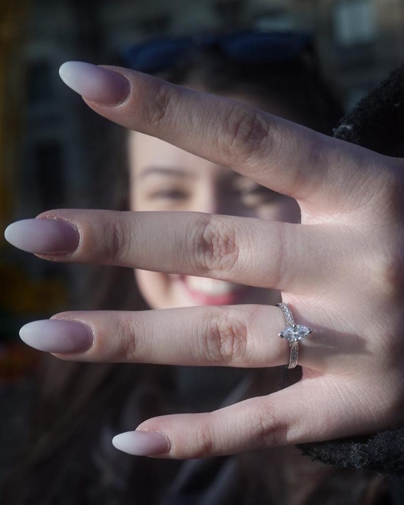 Actorul din celebra serie Netflix "Wednesday" și-a cerut iubita română în căsătorie 18941858