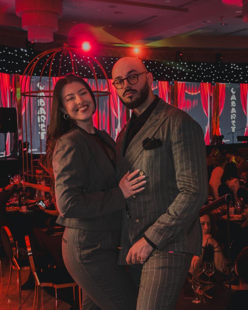 Actorul din celebra serie Netflix "Wednesday" și-a cerut iubita română în căsătorie 18941859