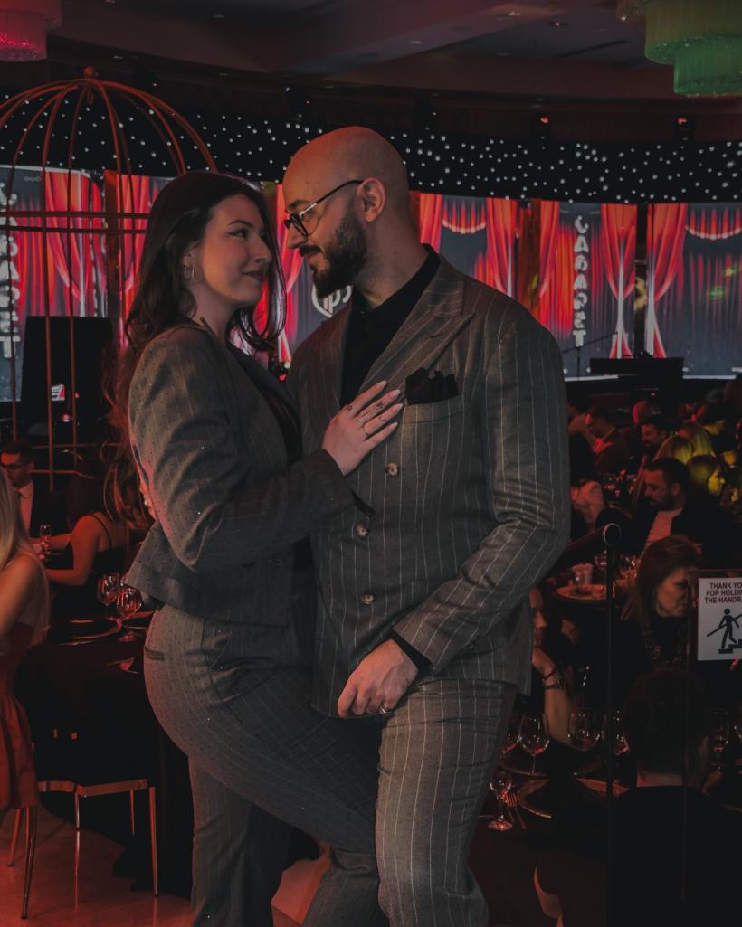 Actorul din celebra serie Netflix "Wednesday" și-a cerut iubita română în căsătorie 18941860