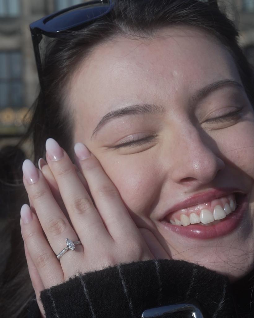 Actorul din celebra serie Netflix "Wednesday" și-a cerut iubita română în căsătorie 18941861