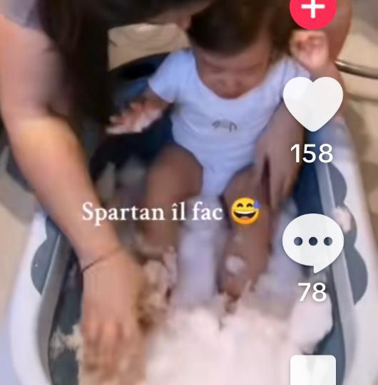 Șocant: O mamă și-a băgat bebelușul într-o cadiță plină cu zăpadă, pentru o provocare pe TikTok