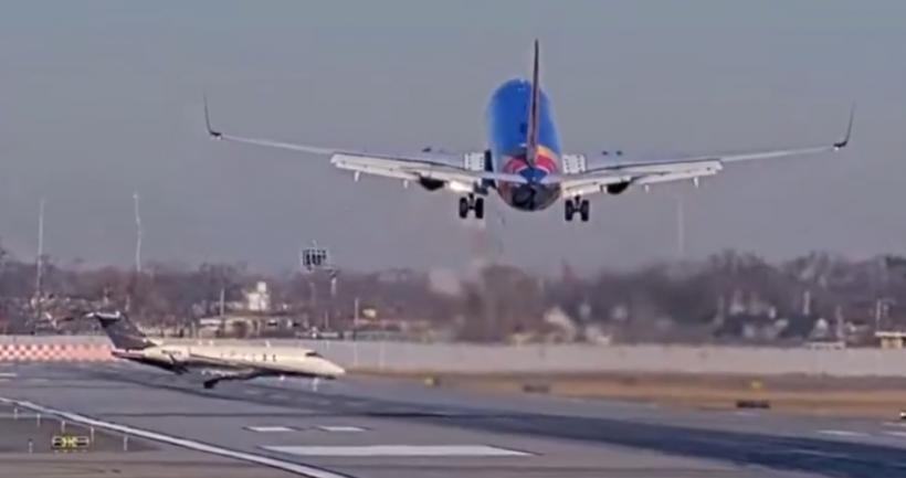 Tragedie evitată: Un avion a evitat la limită coliziunea cu un alt aparat pe o pistă din Chicago 18942378