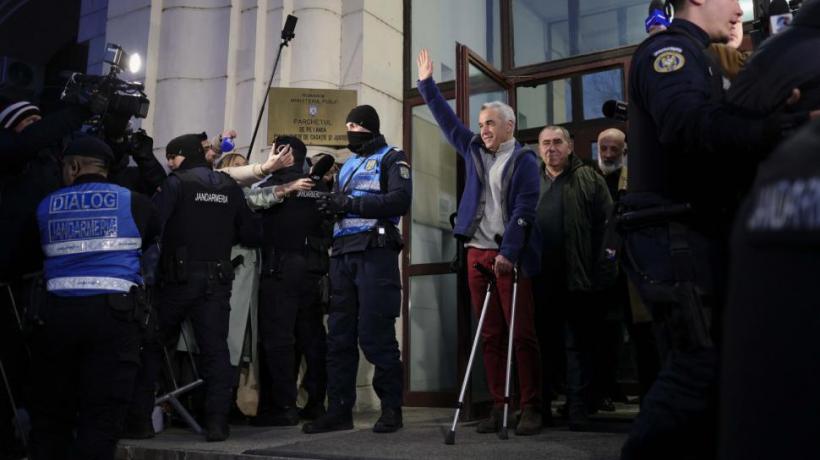 Calin Georgescu sfidează legea poporului român cu salutul &quot;nazist&quot; chiar în faţa Parchetului General