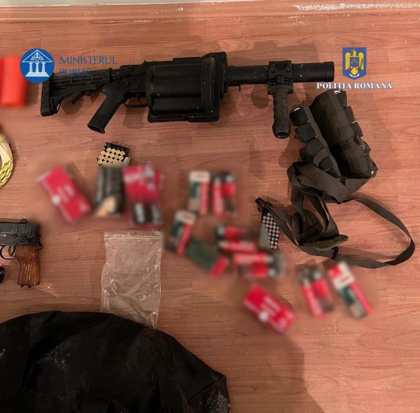 Arme de asalt și muniție găsite la perchezițiile legate de Horațiu Potra 18942465