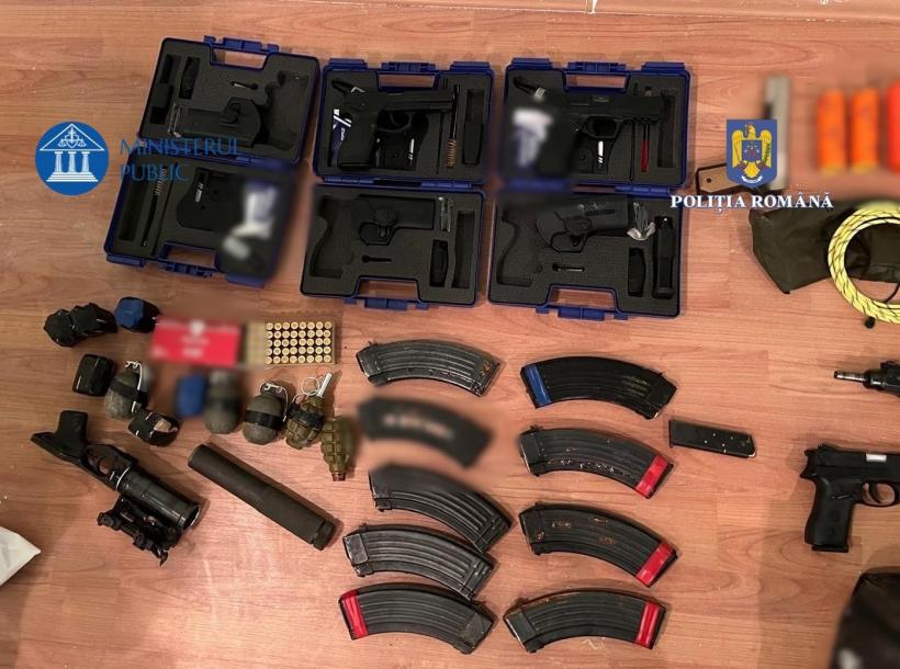 Arme de asalt și muniție găsite la perchezițiile legate de Horațiu Potra 18942466