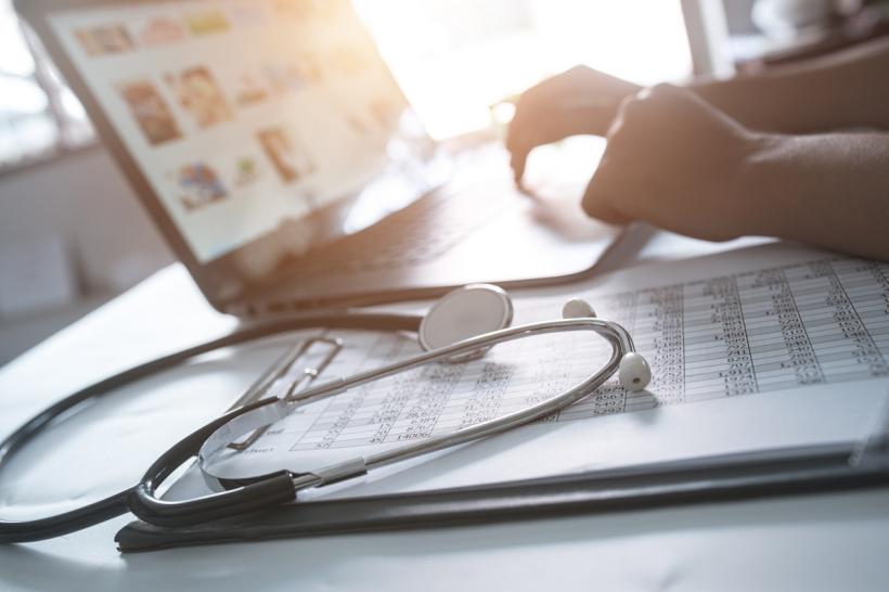 Asistentă medicală și complicii săi, reținuți pentru falsificarea certificatelor medicale