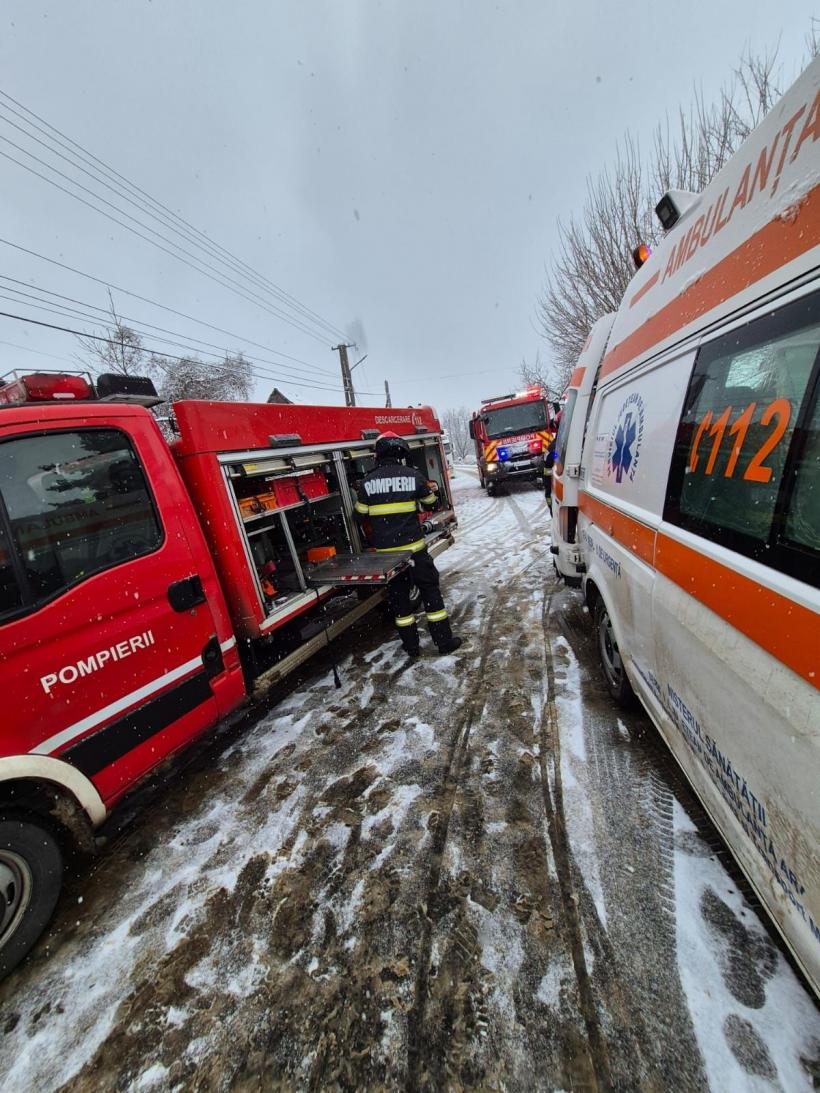 Accident cumplit în Sibiu. Microbuz în flăcări, scurgeri de gaze și un deces