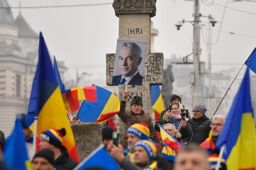 Prezență sub așteptări la protestul AUR. Susţinătorii lui Georgescu s-au îmbrâncit cu jandarmii, încearcând să dărâme gardurile 18942944