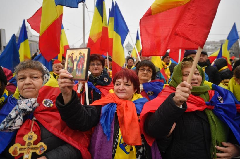 Prezență sub așteptări la protestul AUR. Susţinătorii lui Georgescu s-au îmbrâncit cu jandarmii, încearcând să dărâme gardurile 18942945