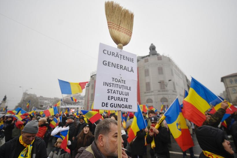Prezență sub așteptări la protestul AUR. Susţinătorii lui Georgescu s-au îmbrâncit cu jandarmii, încearcând să dărâme gardurile 18942946