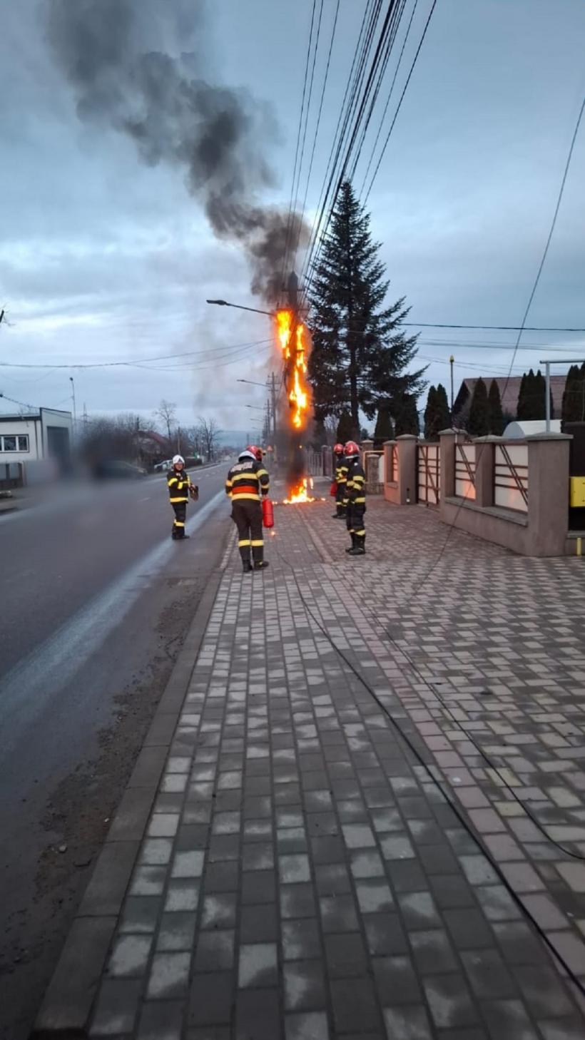 Un stâlp electric din Suceava a luat foc