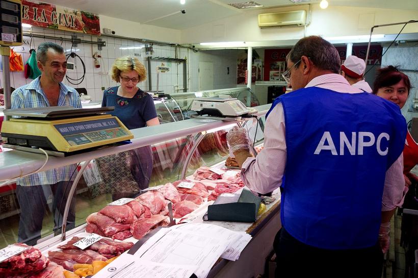 Mizerie, carne și pește stricate, găsite în magazine din Hala Obor Veche