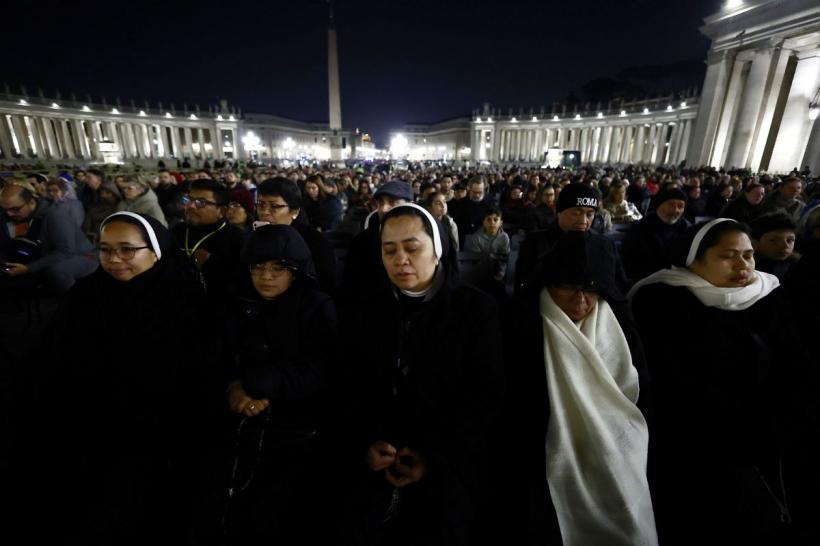 Rugăciuni colective pentru Papa Francisc. Ce este rozariul, simbolul purtat de mii de credincioși?
