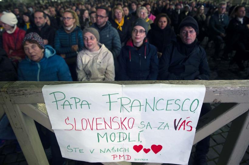 Rugăciuni colective pentru Papa Francisc. Ce este rozariul, simbolul purtat de mii de credincioși? 18943633