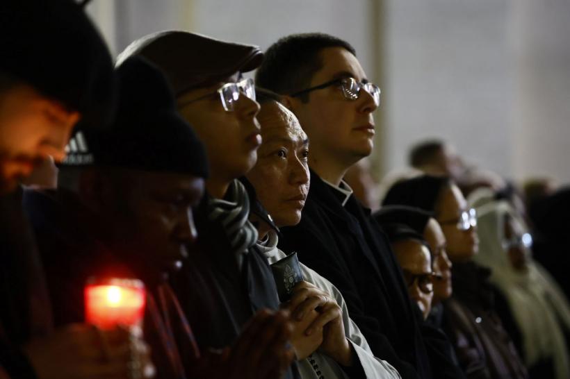 Rugăciuni colective pentru Papa Francisc. Ce este rozariul, simbolul purtat de mii de credincioși? 18943634