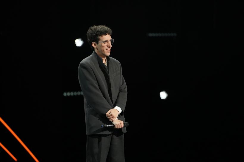 Un tânăr diagnosticat cu tulburare de spectru autist ridică în picioare publicul şi juriul X Factor, duminică, la Antena 1. „Bunica le oferea bomboane copiilor ca să se joace cu mine” 18943690