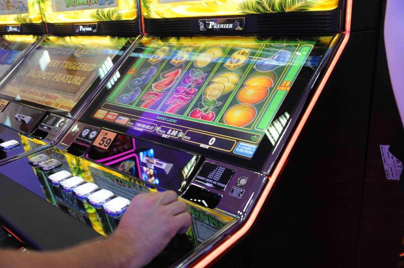 La păcănele, doar cu adeverință de venituri! Ce limite ar putea fi impuse la sumele plătite pentru jocuri de noroc