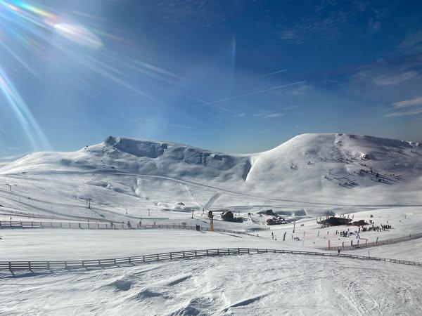 Zăpada „ortopedică&quot; face victime la Sinaia