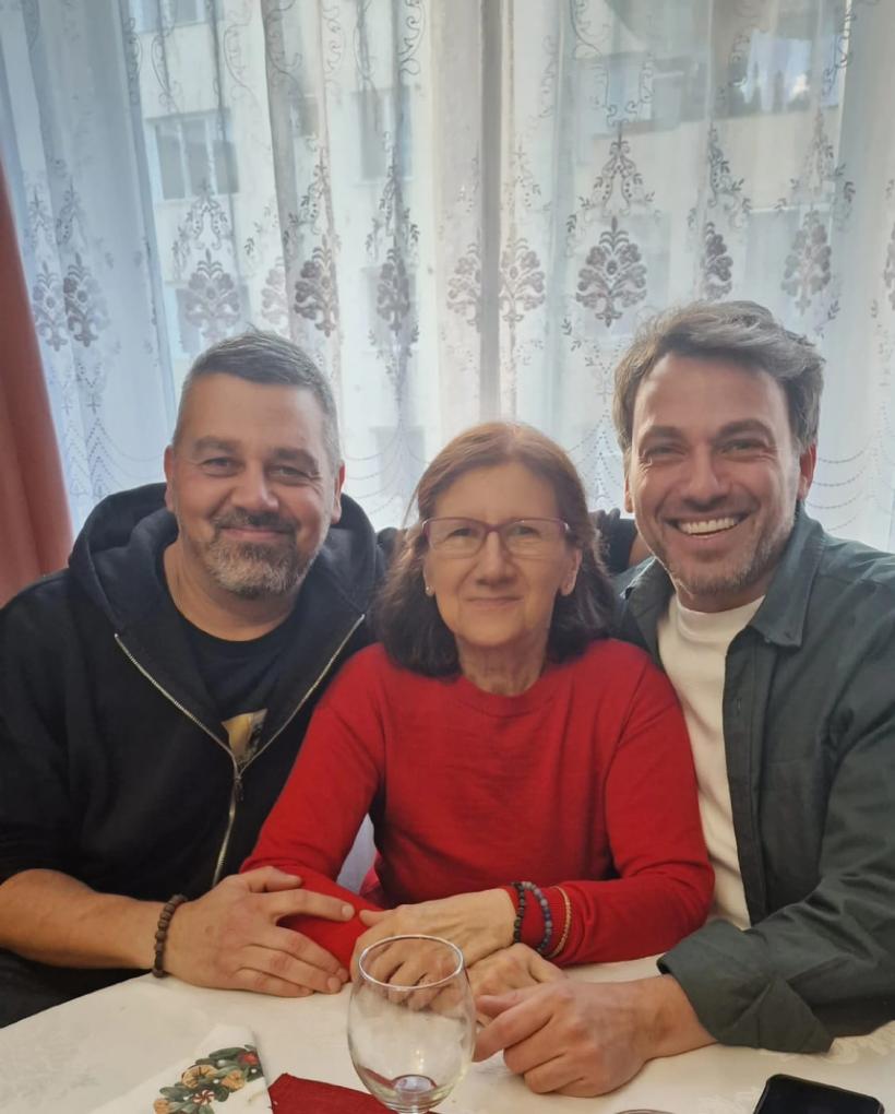 Jurații Chefi la cuțite vorbesc cu emoție despre sărbătoritele zilei de 8 martie din viețile lor. Chef Richard: „Nu-mi pot imagina viața fără mama, legătura mea cu ea este unică” 18943938