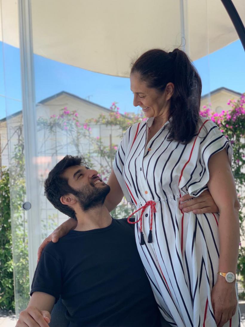 Jurații Chefi la cuțite vorbesc cu emoție despre sărbătoritele zilei de 8 martie din viețile lor. Chef Richard: „Nu-mi pot imagina viața fără mama, legătura mea cu ea este unică” 18943940