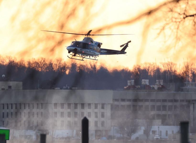 Încă un elicopter Black Hawk se alătură forțelor care intervin pentru stingerea incendiilor