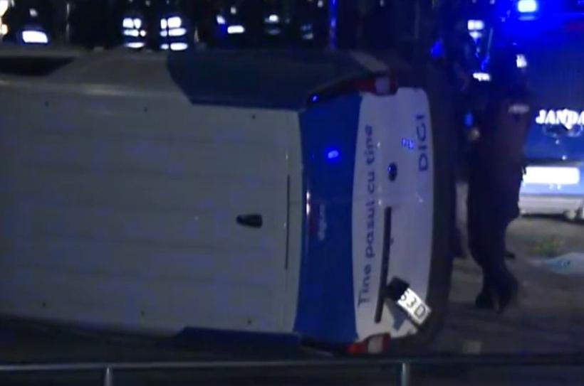 Mașina DIGI a fost răsturnată de protestatari, în fața BEC 