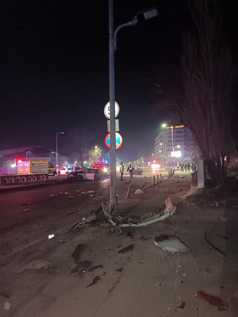 UPDATE Tragedie la intrarea în stațiunea Mamaia: Un mort și patru răniți, după un grav accident rutier 18944309