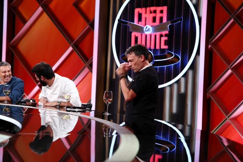 Chef Ștefan Popescu a câștigat lupta pentru amuletă din ediția de ieri seară Chefi la cuțite, care a avut ca temă meniul restaurantului lui Chef Richard Abou Zaki 18944778