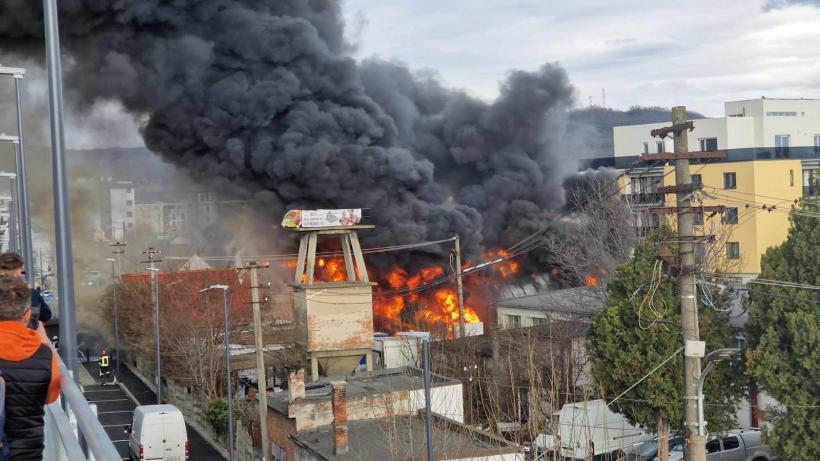 UPDATE Iată cauza incendiului uriaș de la vopsitoria auto din Sibiu: 9 vehicule au ars complet