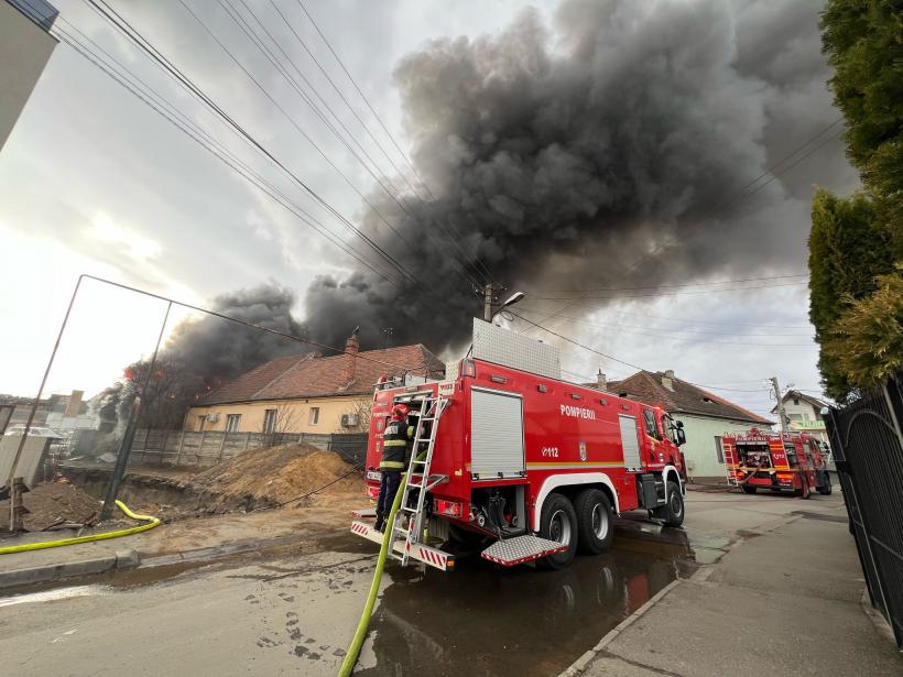 UPDATE Iată cauza incendiului uriaș de la vopsitoria auto din Sibiu: 9 vehicule au ars complet 18944969
