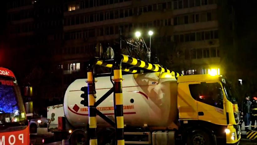 Pericol uriaș în București: O cisternă cu GPL a rămas blocată la Pasajul Unirii 18944880