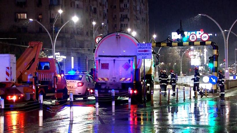 Pericol uriaș în București: O cisternă cu GPL a rămas blocată la Pasajul Unirii 18944882