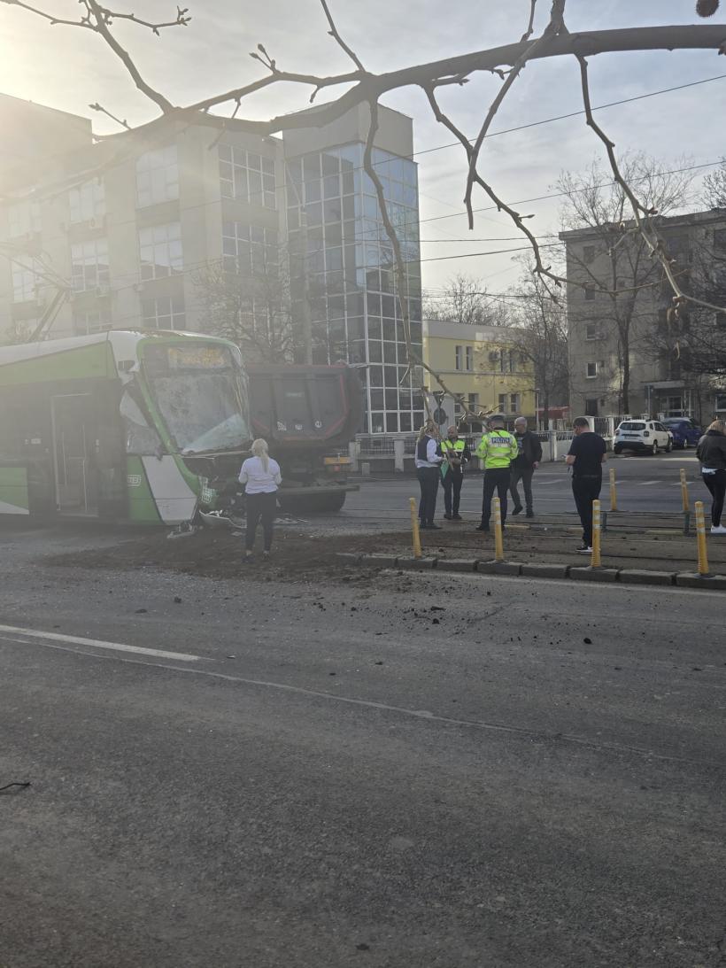 Accident între un tramvai și o basculantă pe Bd. Timișoara. Circulația blocată 18945026