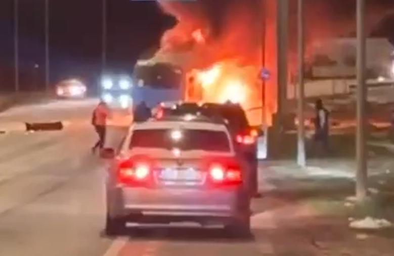 Accident teribil la Sibiu: Un autobuz și o mașină au luat foc. Un bărbat a murit! 