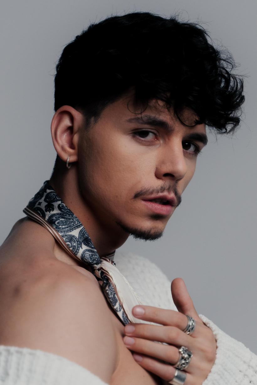 Emilian lansează Soarele şi Luna, o piesă inspirată din trăirile personajului său din serialul Ana, Mi-ai fost scrisă în ADN, de la Antena 1 18945473