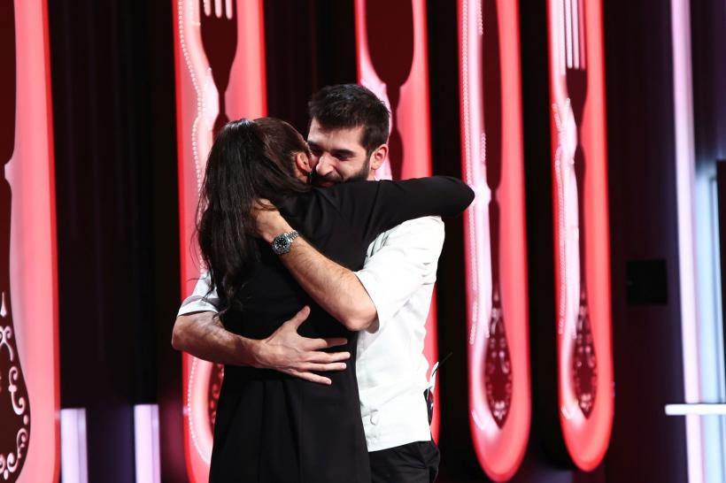 Chefi la cuțite, lider de audiență cu ediția de ieri. Diseară, emoții copleșitoare pentru Chef Richard: mama sa îl surprinde în platoul audițiilor cu un preparat din copilăria lui 18945493