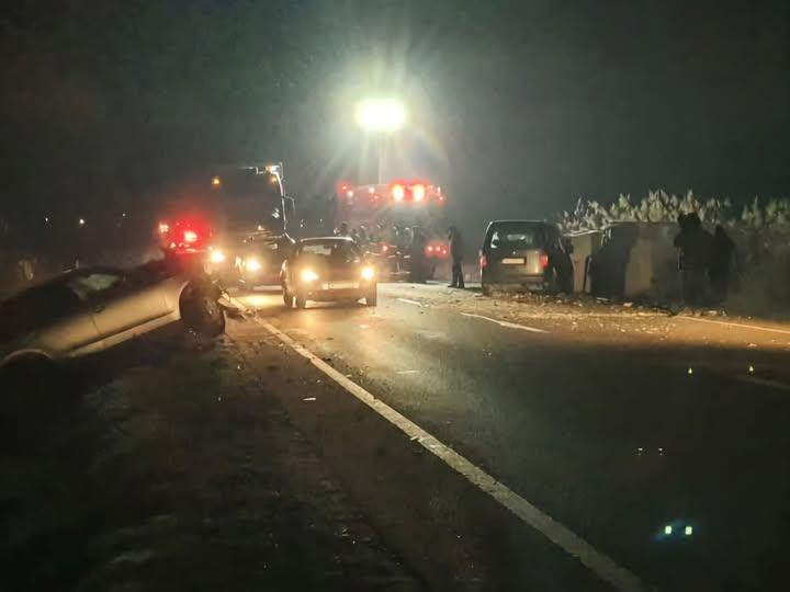 Accident grav pe DN7. Au fost implicate un camion și un autoturism