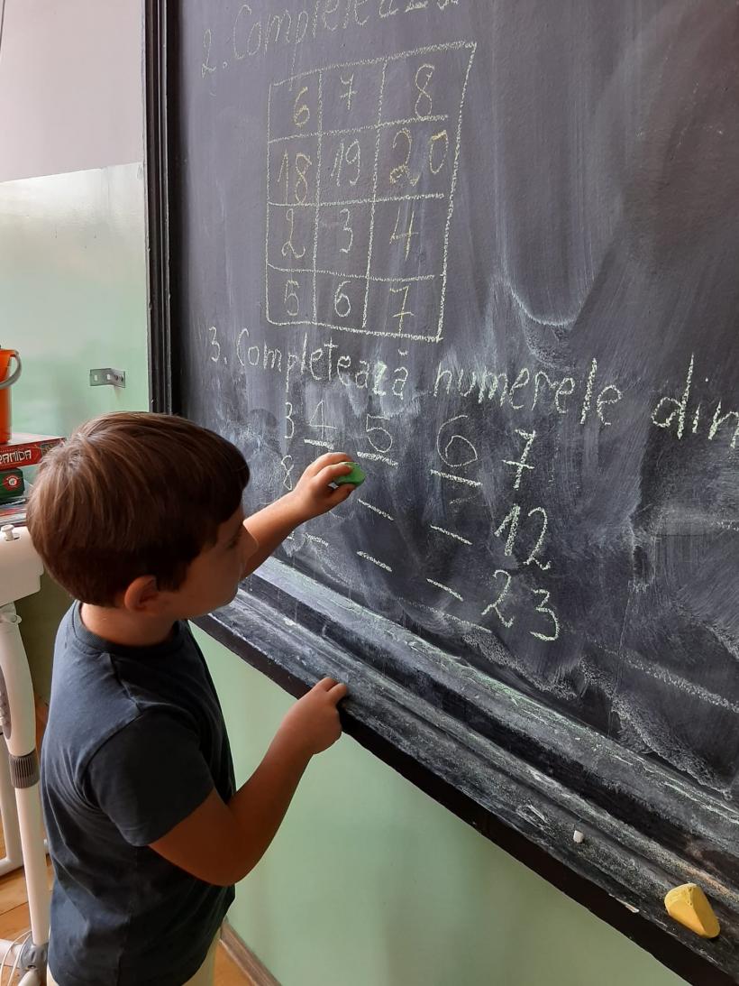 S-a calculat cât costă învățământul gratuit: 2.000 de euro scot părinții din buzunar, anual, cei mai mulți pentru meditații, after-school și materiale didactice