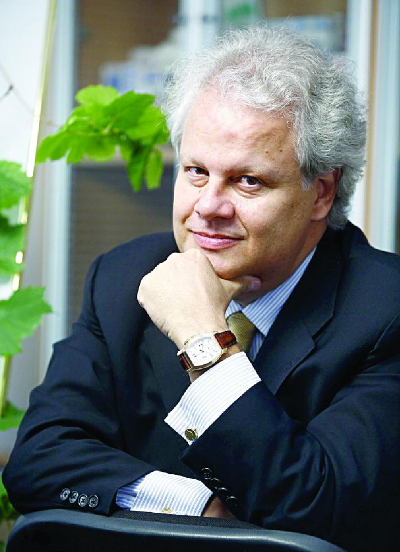 Jean Valvis, fondatorul Aqua Carpatica, aduce un omagiu eroilor care au eliberat Grecia 18946464