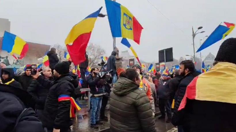 Incident la mitingul suveraniștilor din Piața Constituției. Jandarmii au scot din mulțime un legionar și o persoană care a fost violentă la alte proteste