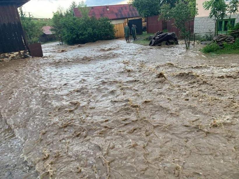 Cod portocaliu de inundații pe râuri din 12 județe, cod galben în 9 județe