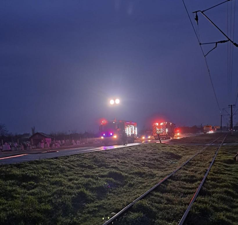 Impact fatal între doi mastodonți: Un camion cu mașini de spălat și o autobasculantă cu nisip au luat foc. Ambii șoferi au murit 18946930