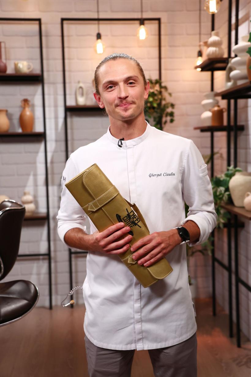 Toți cei patru jurați i-au oferit cuțitele de aur lui Claudiu Gherguț, în ediția de ieri Chefi la cuțite. Concurentul a ales echipa lui Chef Orlando Zaharia 18946995