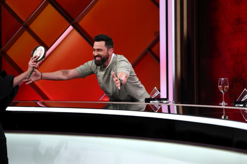 Toți cei patru jurați i-au oferit cuțitele de aur lui Claudiu Gherguț, în ediția de ieri Chefi la cuțite. Concurentul a ales echipa lui Chef Orlando Zaharia 18946996