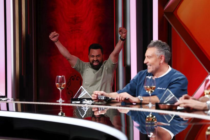 Toți cei patru jurați i-au oferit cuțitele de aur lui Claudiu Gherguț, în ediția de ieri Chefi la cuțite. Concurentul a ales echipa lui Chef Orlando Zaharia 18946997