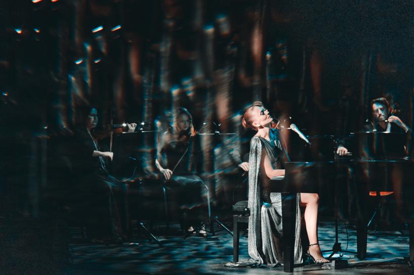 Leyah duce mai departe magia cinematic pop-ului – Turneul „Cinestezia” ajunge în și mai multe orașe din România