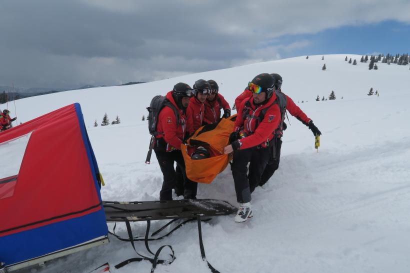 Salvare contra cronometru: Ucrainean cu degerături și hipotermie, la o stână părăsită din Maramureș