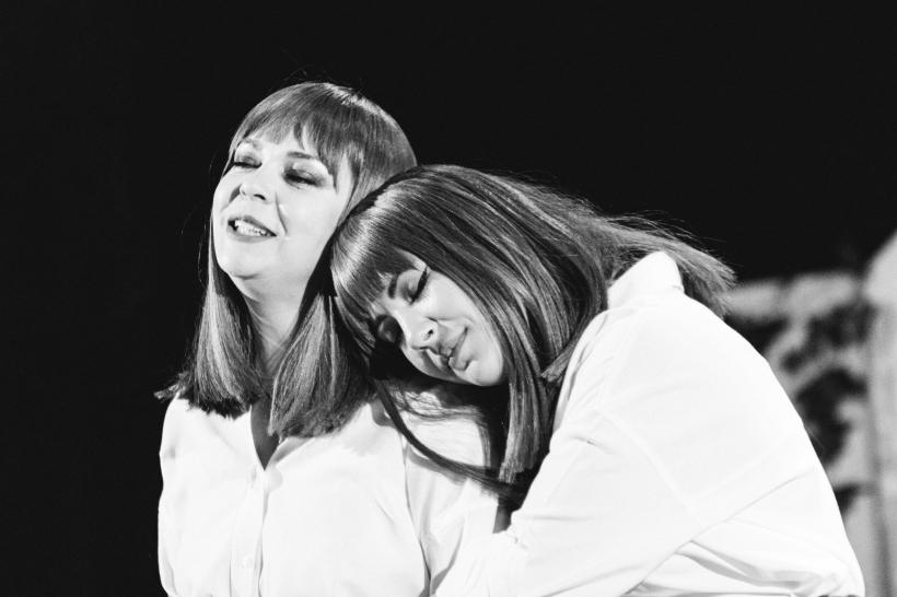 Crina Matei şi Ana Maria Ivan revin cu spectacolul “Anatomia unui clişeu”, o producţie Teatrul Stela Popescu,  pe scena de la Nottara