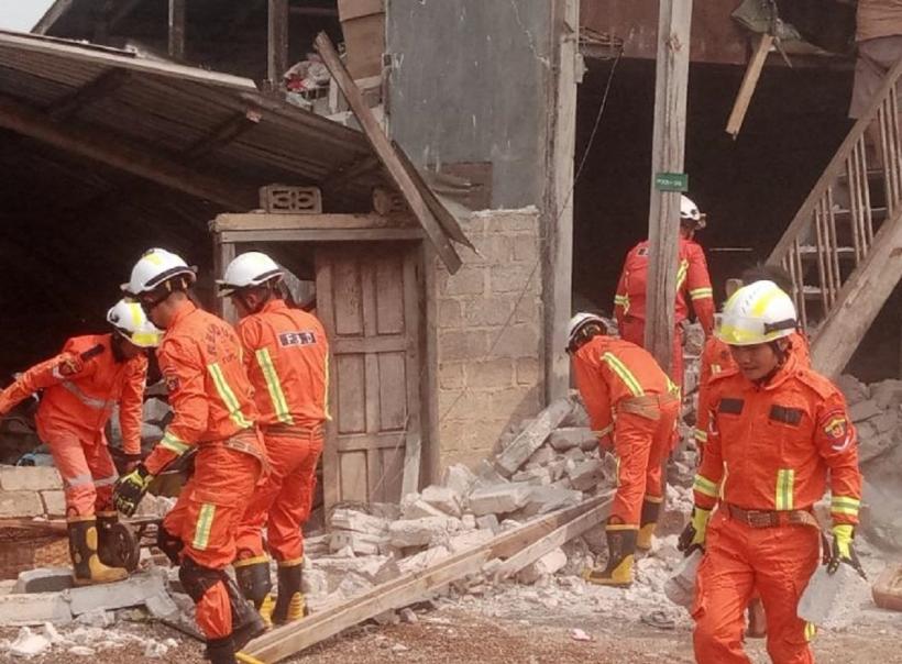 Femeie scoasă în viață din dărâmăturile cutremurului din Myanmar 18947434